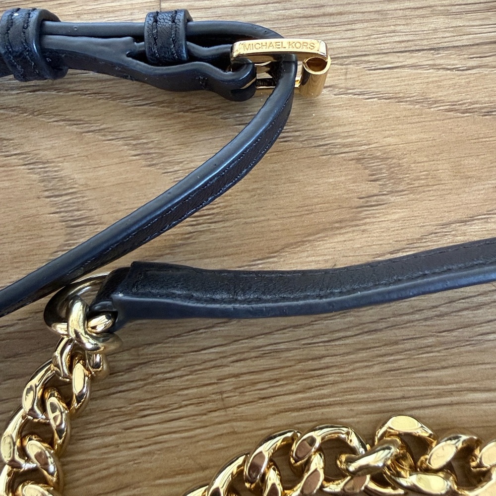 Michael Kors Classic Black Quilted Crossbody Bag with Adjustable Gold Chain - Picture 4 of 7